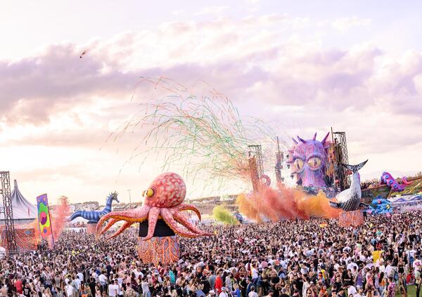 Glitter, techno e delirio, ma li avete presi i biglietti per elrow Town a Reggio Emilia? Vi spieghiamo perch&eacute;, all&#039;Iren Green Park (il leggendario Campovolo), non ce ne sar&agrave; per nessuno&hellip;