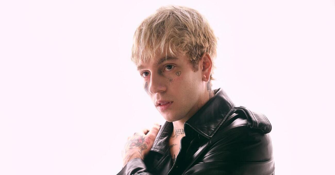 Chiello e il nuovo album Scarabocchi: &ldquo;Mi sento lontanissimo dalla trap&rdquo;. E il brano con Achille Lauro e Morgan? &quot;Non so se uscir&agrave; mai&rdquo;. E sui cantautori, Rose Villain e il tour nei club...