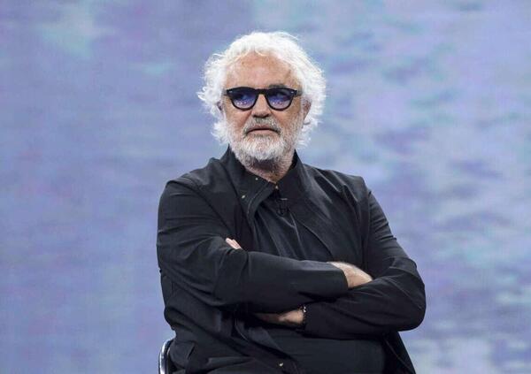 Pronti per le bombe di Briatore sul piano di Trump e i dazi? Poi Flavio attacca le banche e stacca la spina a Musk e Tesla: &quot;Sta sulle palle alla gente&quot;