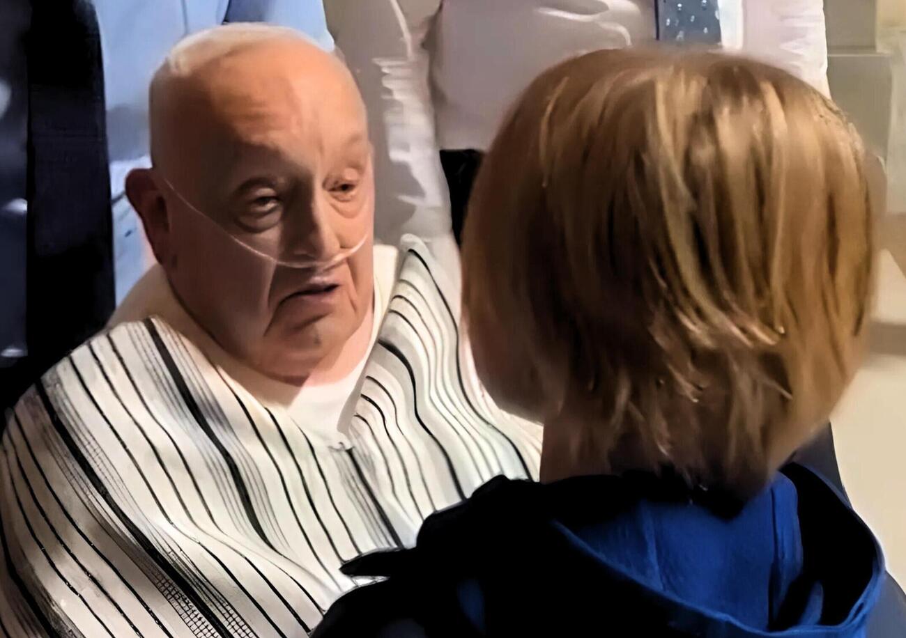 Papa col poncho (che non lo era), indignazione o rivelazione? Dagospia: &ldquo;Come un barbone, qualcuno salvi Bergoglio dallo staff del Vaticano&rdquo;. E Capezzone: &ldquo;Dice molto sulla desacralizzazione del nostro tempo&rdquo;. Ma&hellip;