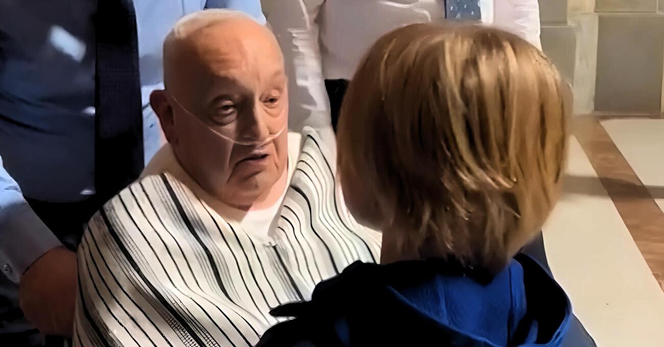 Papa col poncho (che non lo era), indignazione o rivelazione? Dagospia: &ldquo;Come un barbone, qualcuno salvi Bergoglio dallo staff del Vaticano&rdquo;. E Capezzone: &ldquo;Dice molto sulla desacralizzazione del nostro tempo&rdquo;. Ma&hellip;