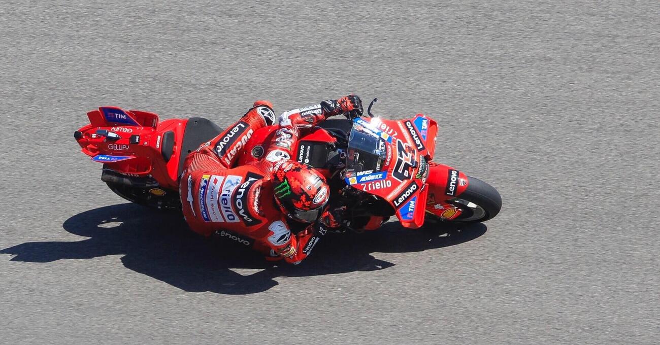 &ldquo;Smettere prima&quot; mentre Marc Marquez ti morde i capelli: Pecco Bagnaia &egrave; tornato feroce nella notte di Lusail