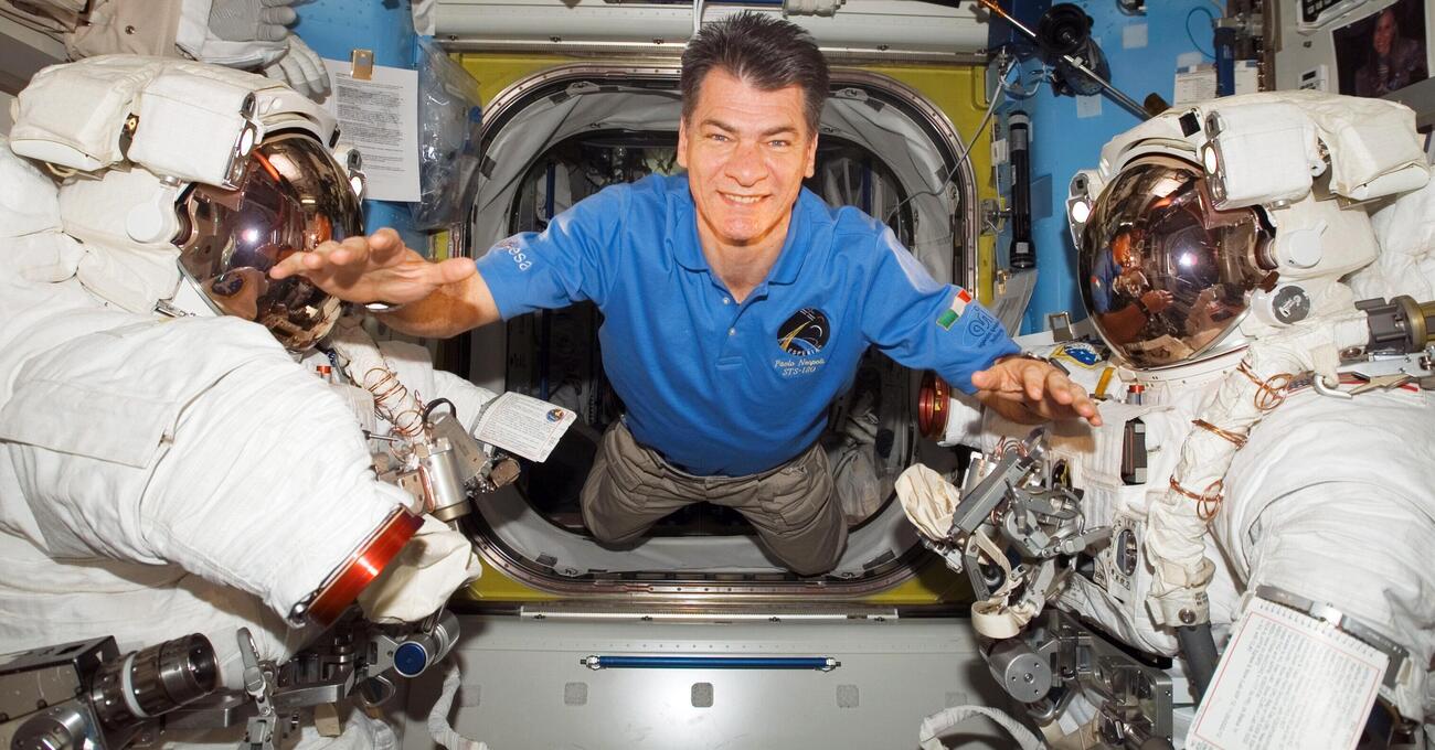 INTERVISTA SPAZIALE! Siamo stati davvero sulla Luna? L&#039;astronauta Paolo Nespoli: &quot;Ne sono convinto, ma diffido. Questione di fede, come Ges&ugrave; che trasform&ograve; l&rsquo;acqua in vino&hellip;&rdquo;. Musk su Marte? &ldquo;Un pazzo, ma senza i pazzi&hellip;&rdquo;