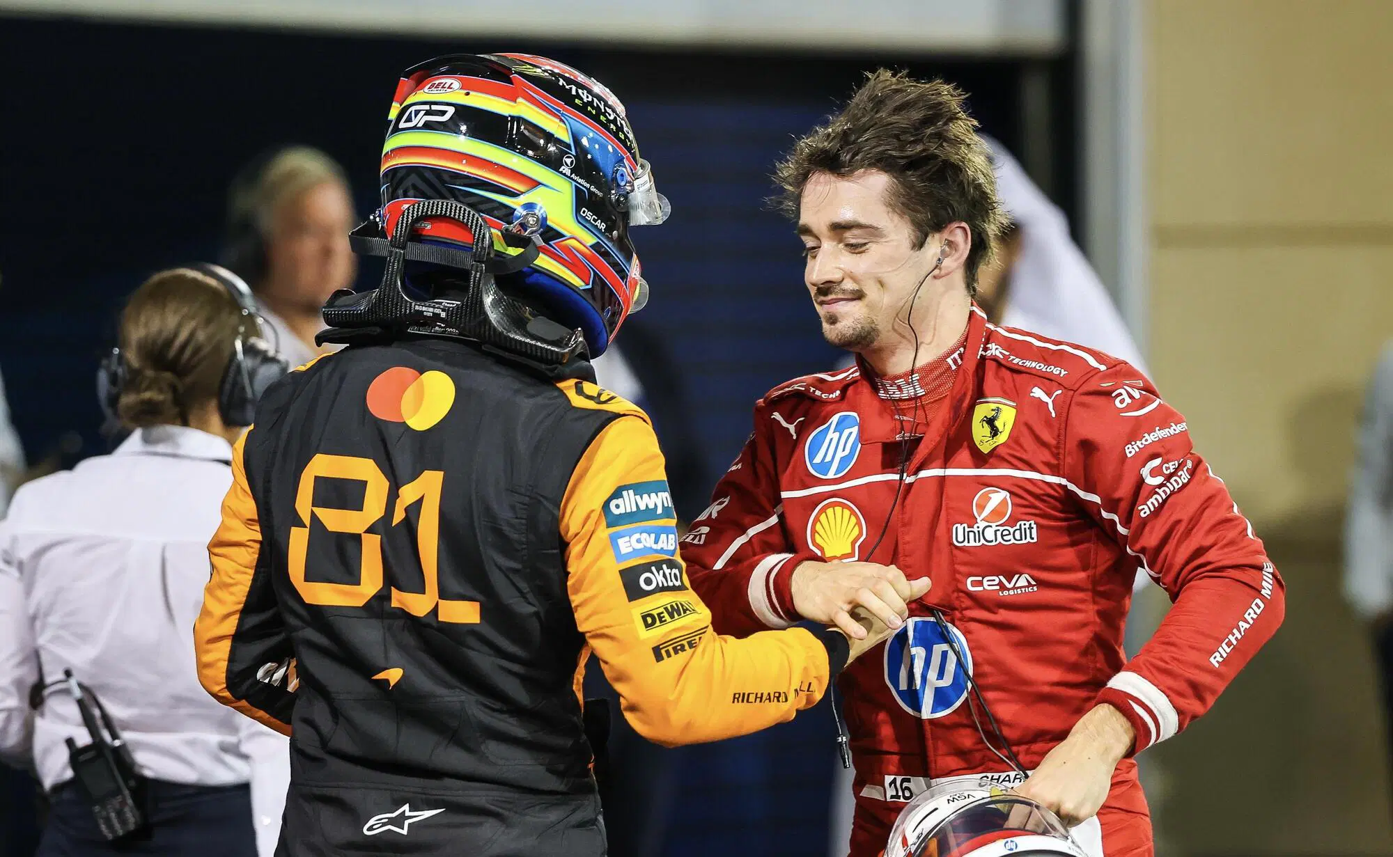 Oscar Piastri e Charles Leclerc dopo le qualifiche in Bahrain