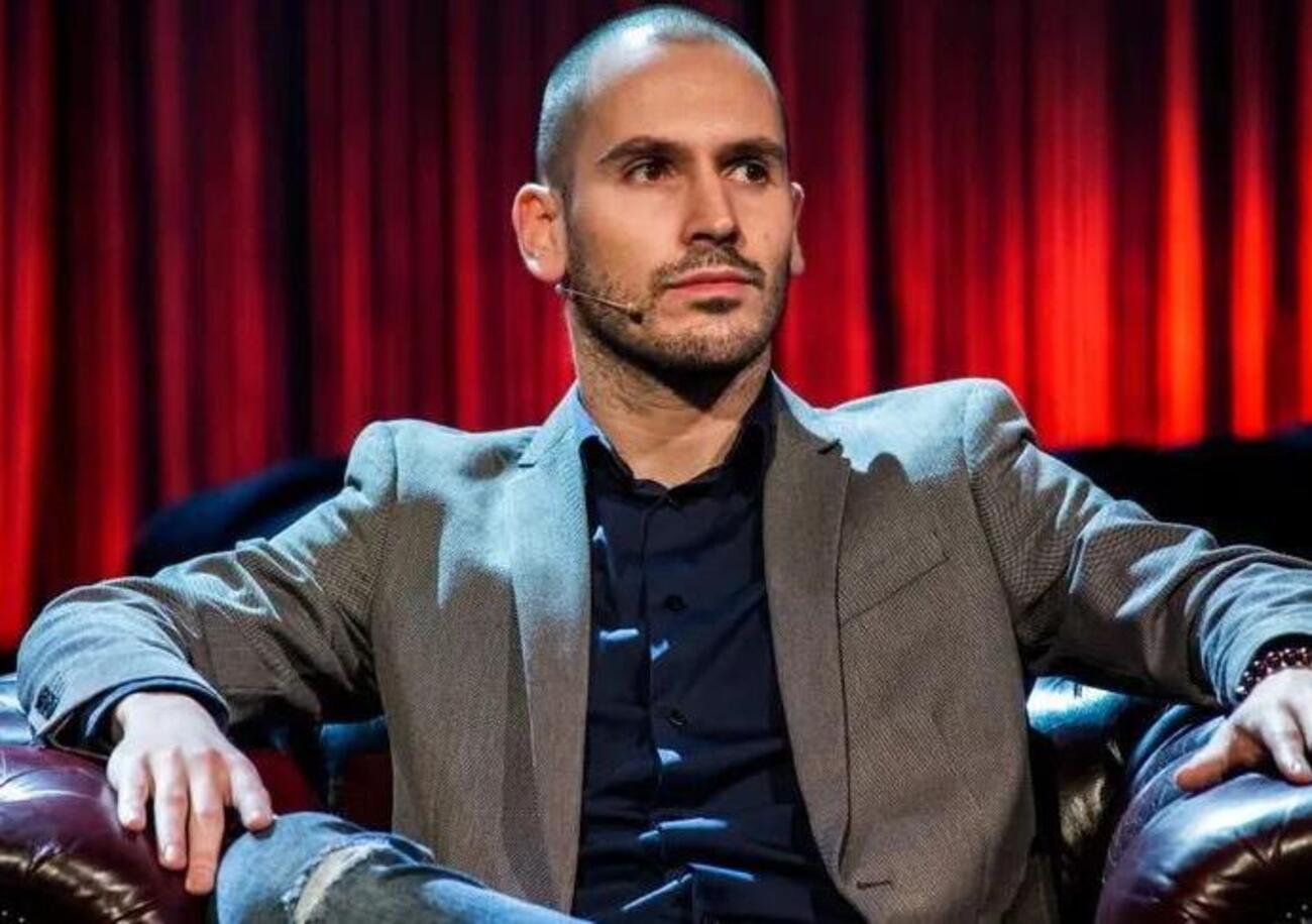 CLAMOROSO! Omicidio Chiara Poggi, le intercettazioni di Andrea Sempio su Giallo: &ldquo;A chi mi ha fatto girare le balle devo dare una coltellata&hellip;&rdquo;. E &ldquo;il coltello regalato&rdquo; e le parole del padre: &ldquo;Ti aiuteremo...&rdquo; 