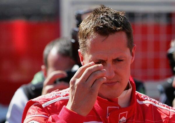 MA SIETE SERI? Michael Schumacher firma un casco per beneficenza con l&rsquo;aiuto della moglie Corinna 12 anni dopo l&rsquo;incidente
