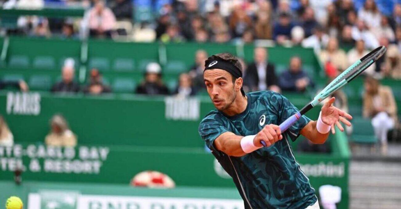 L&rsquo;undicesimo uomo: il Monte Carlo di Lorenzo Musetti, che perde la finale con Carlos Alcaraz, &egrave; molto pi&ugrave; di una sconfitta che fa male