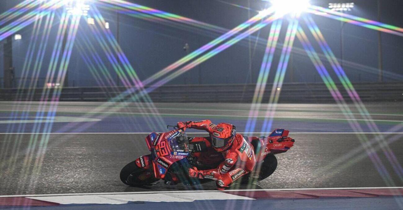Marc Marquez vince in Qatar dopo 11 anni. Ma la lezione della notte di Lusail &egrave; che non esistono fratelli e neanche amici in questa MotoGP 