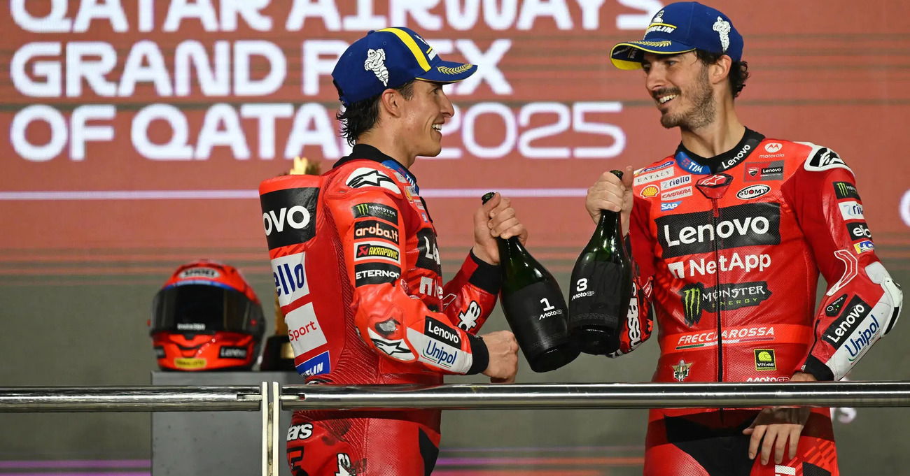 Ha salvato la baracca anche in Qatar Pecco Bagnaia, che scende nei box VR46 per regalare una coppa a Morbidelli e salire in classifica