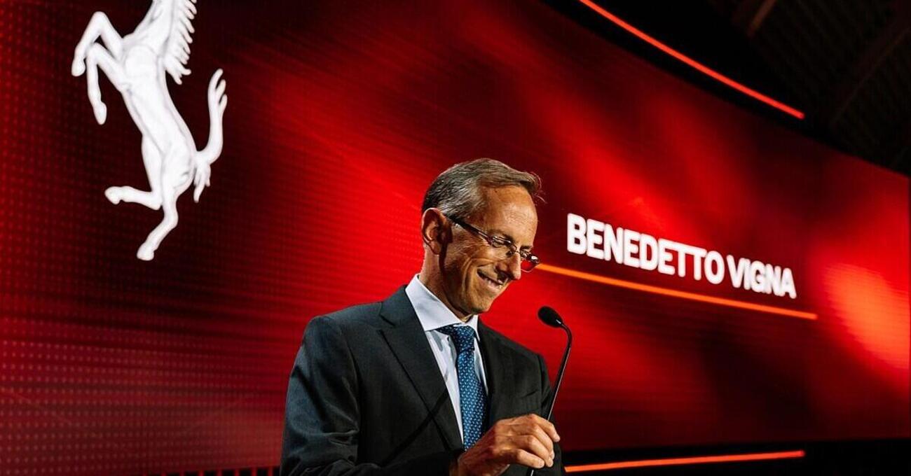 Ma quindi come sar&agrave; la prima Ferrari elettrica? Il ceo Vigna mantiene il segreto ma assicura: &ldquo;Continueremo con termiche e ibride, una transizione totale dalla benzina &egrave; impossibile&rdquo;. E intanto arriva la nuova 296 VS&hellip;
