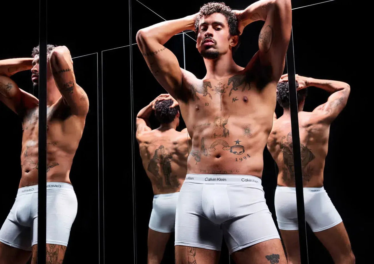 Femministe, scienziati e poeti maledetti, rassegnatevi: Bad Bunny in Calvin Klein (con la borsa) dice forte e chiaro che il caz*o piace a tutti