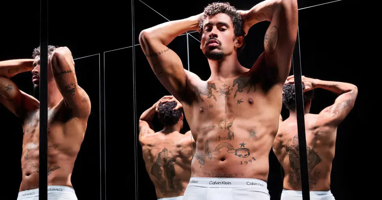 Femministe, scienziati e poeti maledetti, rassegnatevi: Bad Bunny in Calvin Klein (con la borsa) dice forte e chiaro che il caz*o piace a tutti