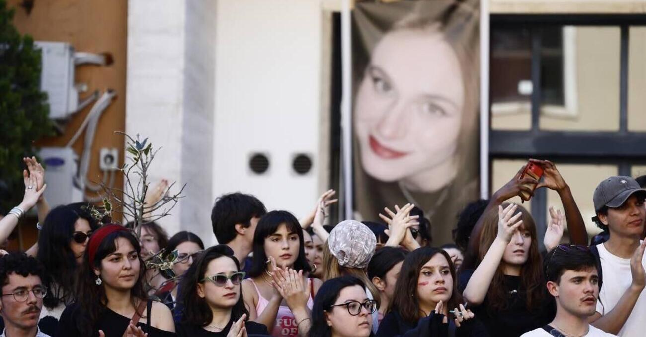 Omicidio Ilaria Sula, tutte le bugie di Mark Samson: &quot;Picchiata prima di ucciderla&quot;. E i depistaggi con i messaggi dal cellulare della vittima e il ruolo della madre, Nosr Manplaz, che rischia l&#039;accusa di concorso