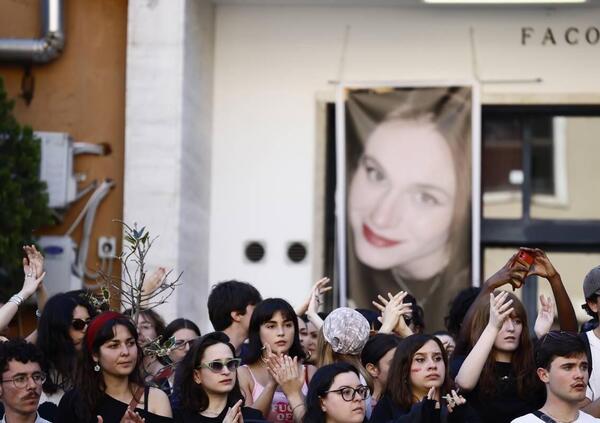 Omicidio Ilaria Sula, tutte le bugie di Mark Samson: &quot;Picchiata prima di ucciderla&quot;. E i depistaggi con i messaggi dal cellulare della vittima e il ruolo della madre, Nosr Manplaz, che rischia l&#039;accusa di concorso