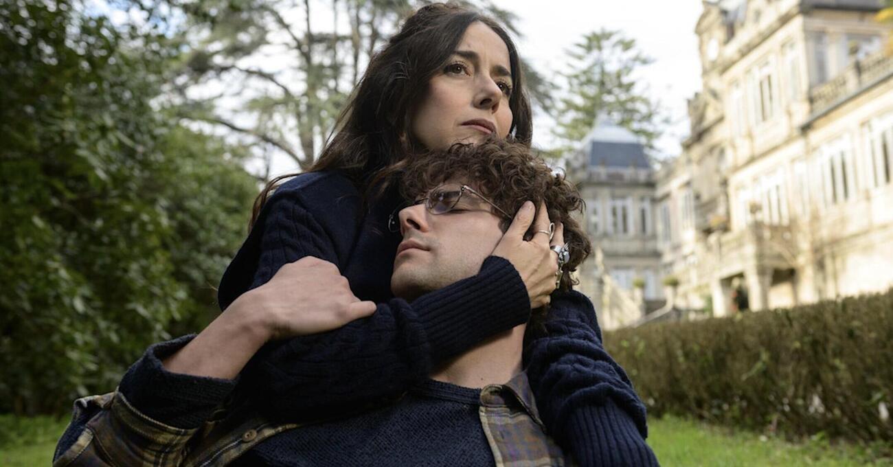 Abbiamo visto &ldquo;Il Giardiniere&rdquo; su Netflix: ma com&rsquo;&egrave;? &Egrave; la serie pi&ugrave; vista in Italia (pi&ugrave; di Black Mirror) senza un vero motivo. O forse il pubblico si aspettava un&rsquo;altra Adolescence?