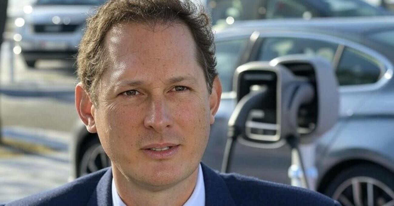 La scossa (o scusa?) di Elkann: &ldquo;Percorso irrealistico di elettrificazione. Per Stellantis non un buon anno&rdquo;. I conti tra crisi, dazi e futuro (gramo?) dell&rsquo;auto (e dell&rsquo;Occidente sorpassato dalla Cina)