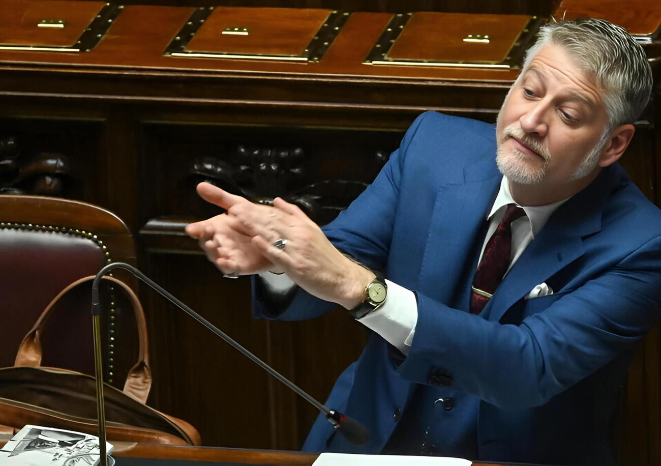 Abbiamo letto &ldquo;Antico presente&rdquo; di Alessandro Giuli: ma com&rsquo;&egrave;? La cosa migliore &egrave; la prefazione di Andrea Caradini che asfalta il ministro e distrugge il libro: &ldquo;Fa quello che si faceva nel Ventennio fascista e&hellip;&rdquo; 