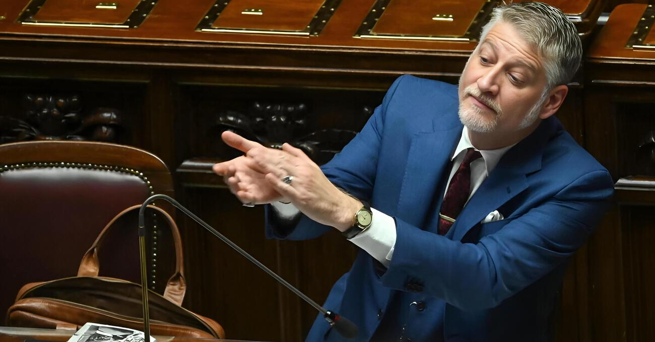 Abbiamo letto &ldquo;Antico presente&rdquo; di Alessandro Giuli: ma com&rsquo;&egrave;? La cosa migliore &egrave; la prefazione di Andrea Caradini che asfalta il ministro e distrugge il libro: &ldquo;Fa quello che si faceva nel Ventennio fascista e&hellip;&rdquo; 