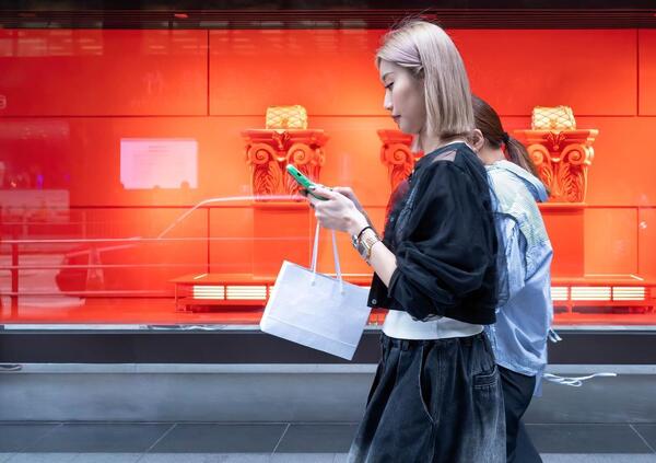 GLI INFLUENCER BOMBARDANO LA MODA: &quot;I brand di lusso europei troppo cari? Comprateli in Cina alla met&agrave;, dove li producono&quot;. Antonio Mancinelli: &quot;Il futuro &egrave; altrove. E costa meno...&quot;
