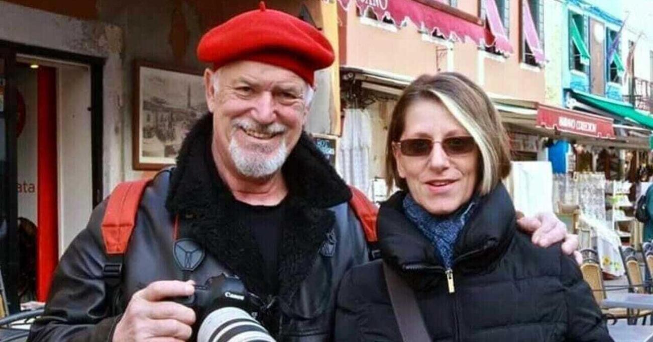 A Chi l&rsquo;ha visto? l&rsquo;omicidio di Liliana Resinovich, spunta IL VIDEO CHE POTREBBE INCASTRARE il marito Sebastiano: &egrave; Visintin l&rsquo;uomo con la coppola che cammina vicino al boschetto dove &egrave; stato ritrovato il corpo? 