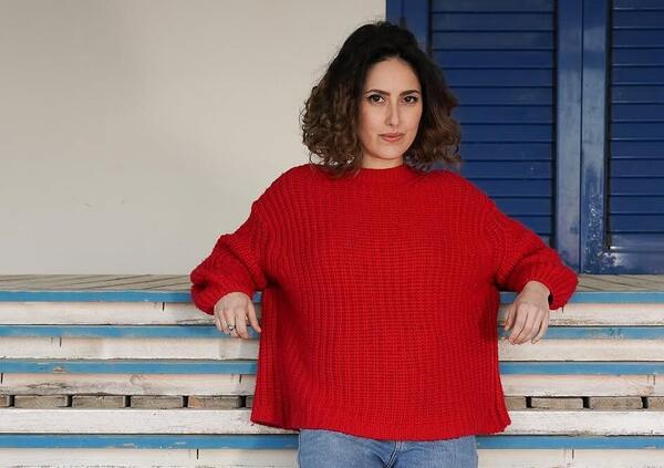 Abbiamo incontrato Lara Dei, con la sua ironia fragile ed elegante, una delle promesse del nuovo cantautorato italiano (e l&#039;ha notata anche Fiorella Mannoia)