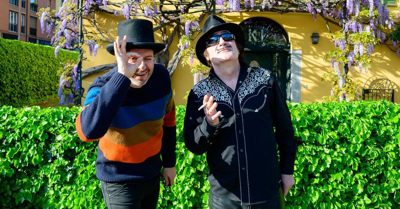 Intervista alcolica con Tonino Carotone e Giulio Wilson: &quot;Un drink per Trump? Liquore alla mela. Fedez? Cafone, un angelo azzurro&quot;. E il disco MondoDivino &egrave; brindisi tra sacro, profano, prigione e Pavarotti&hellip;