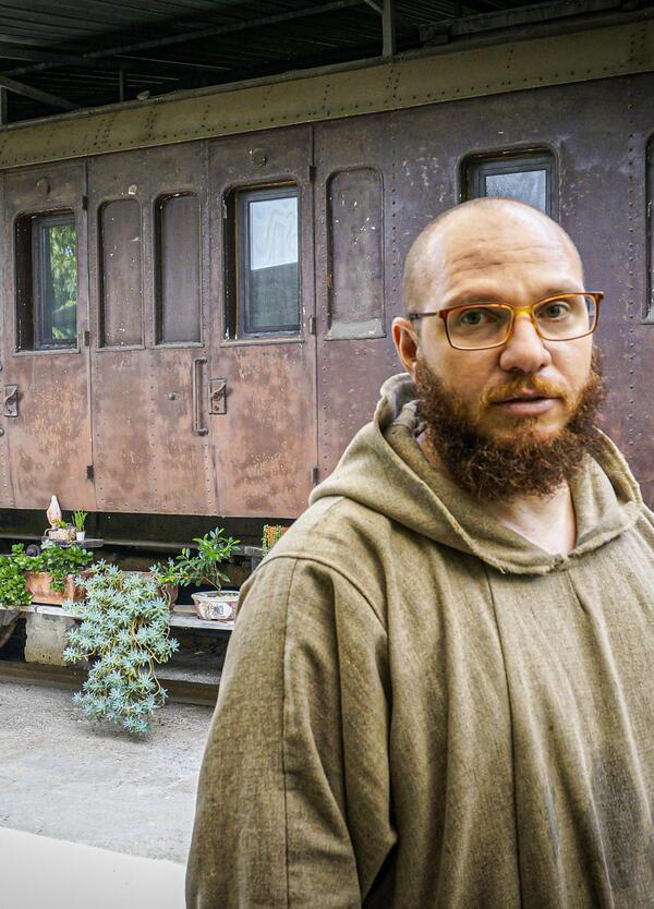 FERMATA CONVENTO: sapete chi sono i Frati Minori Rinnovati? Vivono in quattro vagoni abbandonati a Napoli e noi siamo stati un giorno con loro: ecco il reportage completo 