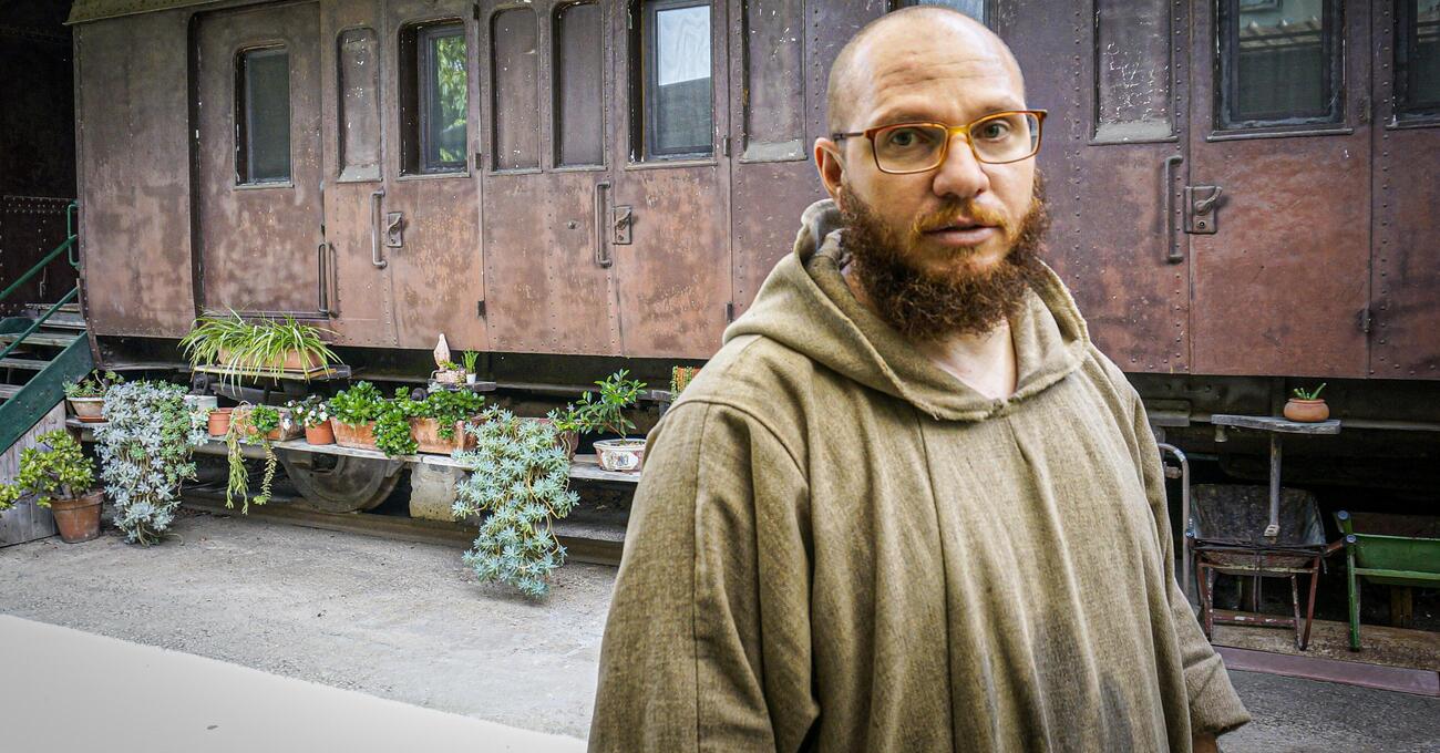 FERMATA CONVENTO: sapete chi sono i Frati Minori Rinnovati? Vivono in quattro vagoni abbandonati a Napoli e noi siamo stati un giorno con loro: ecco il reportage completo 