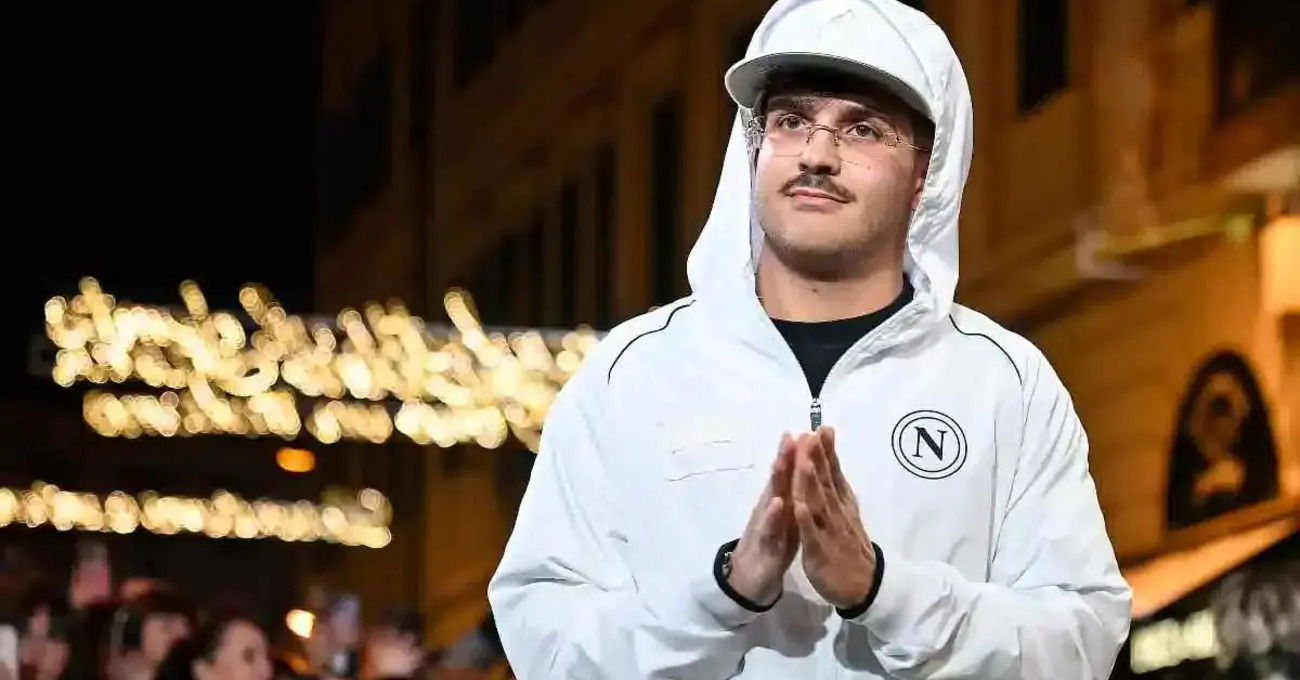 GEOLIER E I SUOI GUAGLIONI. Musica e dialetto napoletano anche in rap, trap e indie: l&rsquo;eterno &ldquo;pizza e mandolino&rdquo; come oppio dei popoli (e scudo per le canzoni)?