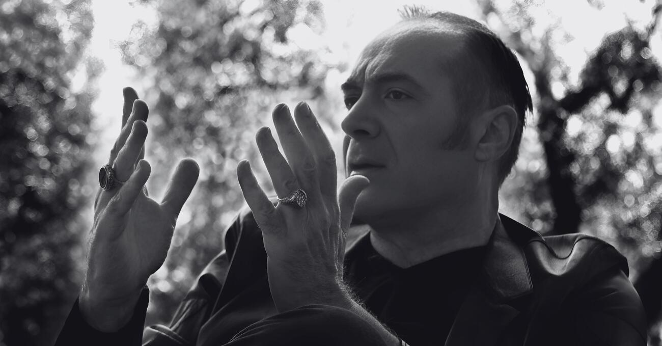 &ldquo;L&rsquo;Italia &egrave; un nosocomio di camerieri&rdquo;: intervista ad Aurelio Picca, l&rsquo;unico scrittore che cerca la furia dell&rsquo;azzurro nella poesia nello sport e nella vita: Valentino Rossi e il decimo titolo? &ldquo;Marquez ha commesso un crimine&rdquo;. Meloni? &ldquo;Se fossi premier&hellip;&rdquo; 