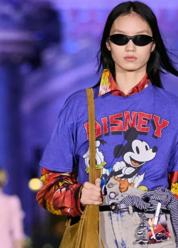 Il second hand &egrave; tornato di moda? S&igrave;, non serve pi&ugrave; nascondersi. La moda di seconda mano non muore, ma rinasce pi&ugrave; incazzata (su Vinted). Vi diciamo perch&eacute;, i pro e i contro&hellip;