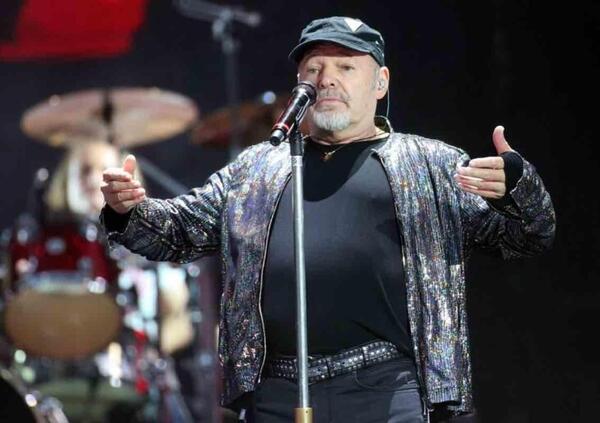 La Pasqua del Blasco: &quot;Oggi al potere c&#039;&egrave; ignoranza&quot;. Vasco Rossi racconta il tour, che cos&#039;&egrave; oggi la Resistenza, le letture filosofiche e perch&eacute; non vuole pi&ugrave; una vita spericolata: &quot;Sono una vita spericolata...&rdquo;