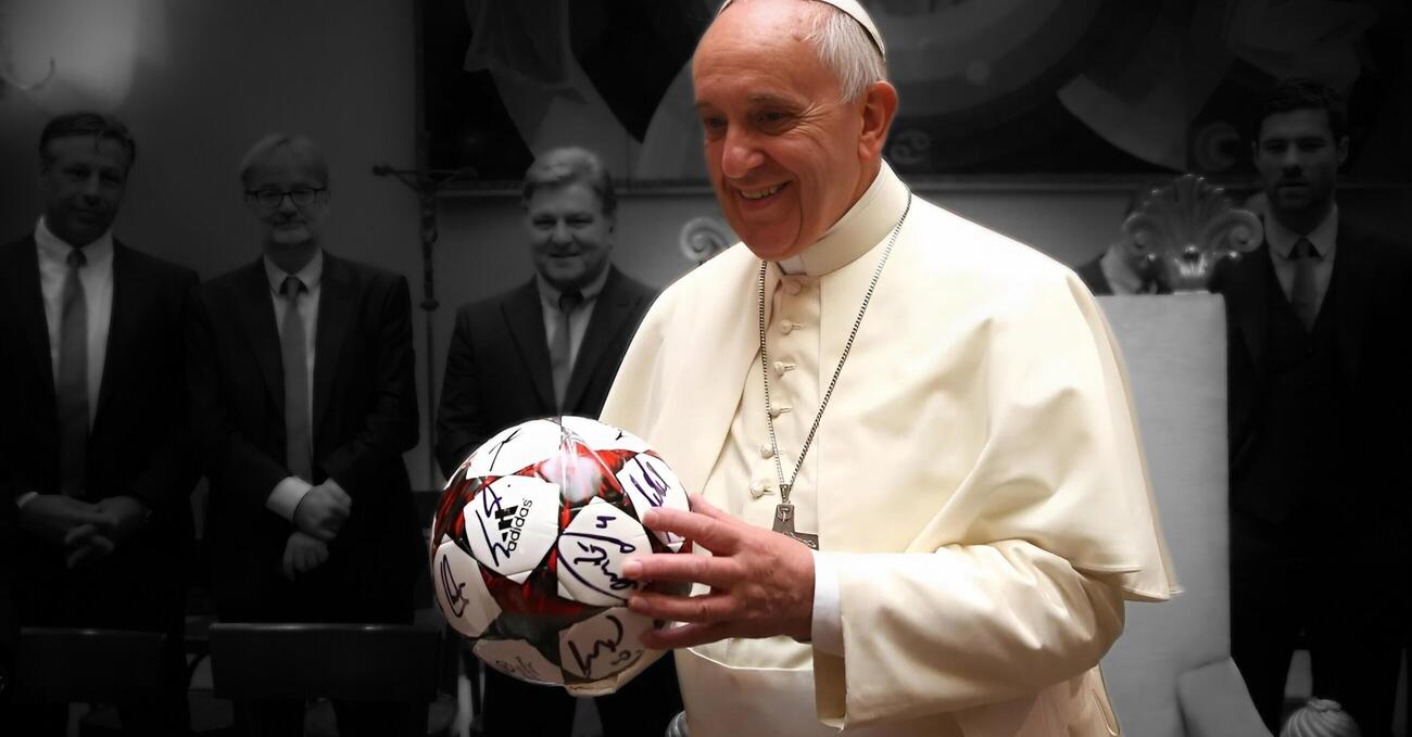 GENUFLESSI. Il calcio italiano si ferma per il Papa morto, dopo aver giocato a Pasqua. La coerenza? Cosa c&rsquo;entra il lutto (del Vaticano) per Francesco-Bergoglio con la Serie A, lo sport e l&rsquo;Italia (Stato teoricamente laico)?