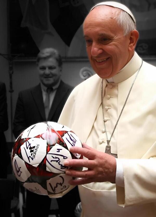 GENUFLESSI. Il calcio italiano si ferma per la morte del Papa dopo aver giocato a Pasqua. La coerenza?
