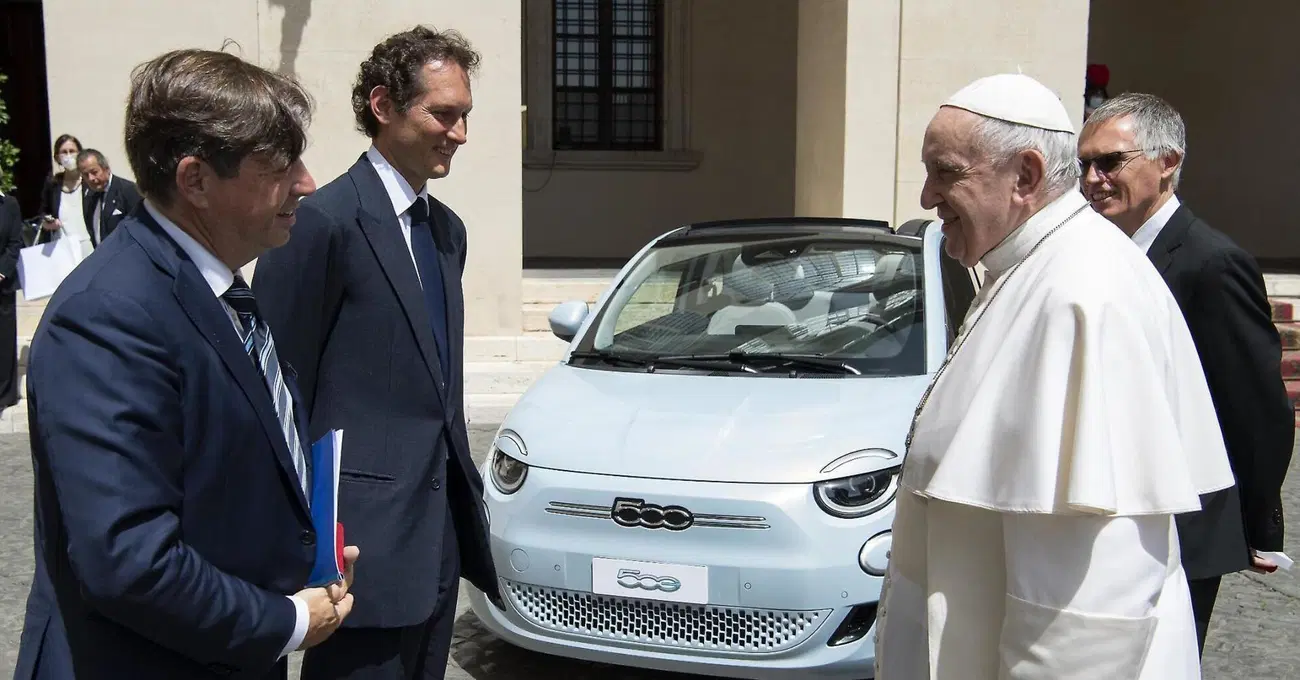John Elkann ricorda Papa Francesco mentre si mangia il 41 percento di ...
