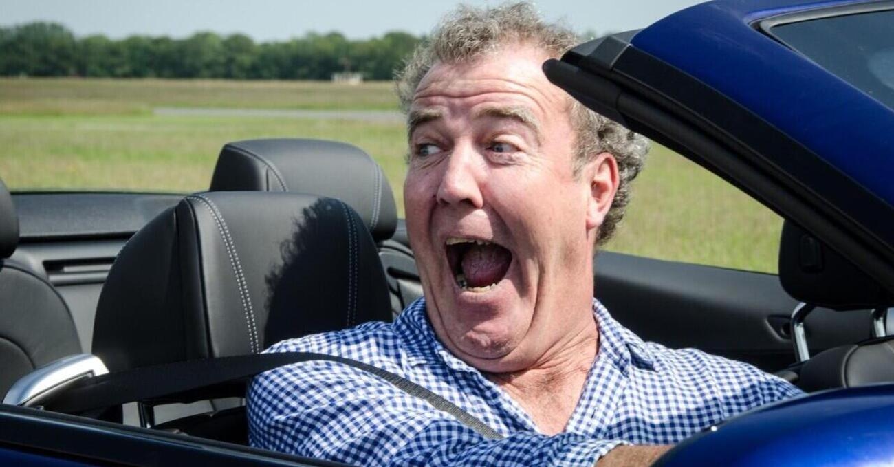 Jeremy Clarkson prova la Ford Mustang Dark Horse (e parla di Fiat): &ldquo;La pi&ugrave; irresponsabile di sempre. Ottima per fare fumo e rumore. La tecnologia? Non ha senso&rdquo;. Ma cosa c&rsquo;entrano Donald Trump, le auto italiane e l&rsquo;India?