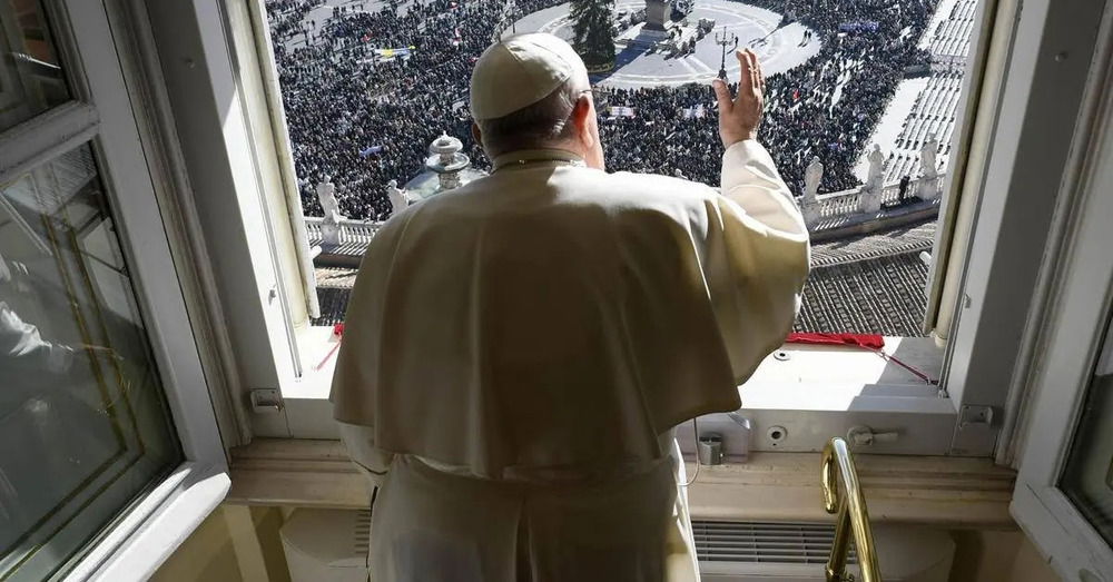 Tutti i misteri (e i complottismi) sulla morte di papa Francesco, da Corona e le &ldquo;coincidenze&rdquo; a Red Ronnie e il &ldquo;Conclave segreto&rdquo;. E Dagospia pubblica un report per una macchia di sangue&hellip;