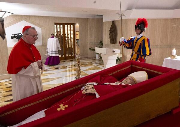 Le bombe di Bisignani su Francesco: &ldquo;Il Papa? La macchia sul viso ci dice quando &egrave; morto&rdquo;. La diretta in tv? &ldquo;Una replica di quanto gi&agrave; avvenuto ore prima&rdquo; E perch&eacute; nessuno parla dell&rsquo;estrema unzione?