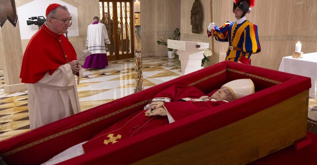 Le bombe di Bisignani su Francesco: &ldquo;Il Papa? La macchia sul viso ci dice quando &egrave; morto&rdquo;. La diretta in tv? &ldquo;Una replica di quanto gi&agrave; avvenuto ore prima&rdquo; E perch&eacute; nessuno parla dell&rsquo;estrema unzione?