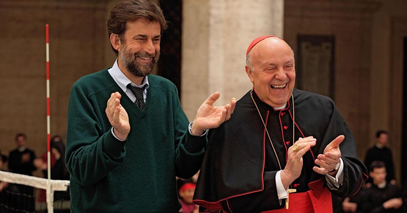Conclave in tv &egrave; l&#039;ideale dopo la morte di papa Francesco? No, meglio Habemus Papam: abbiamo visto il film da Oscar con Ralph Fiennes e vi spieghiamo perch&eacute; &egrave; pi&ugrave; attuale quello di Nanni Moretti