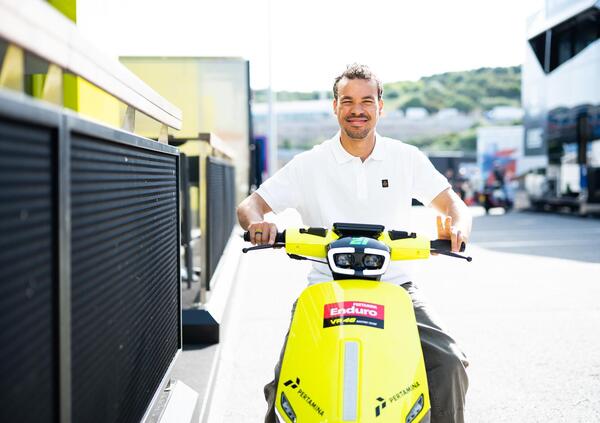 Leggerezza, strategia, due battute coi giornalisti: lo spettacolo di Jerez sono Franco Morbidelli e Pecco Bagnaia che rispondono alla collaborazione tra i due Marquez