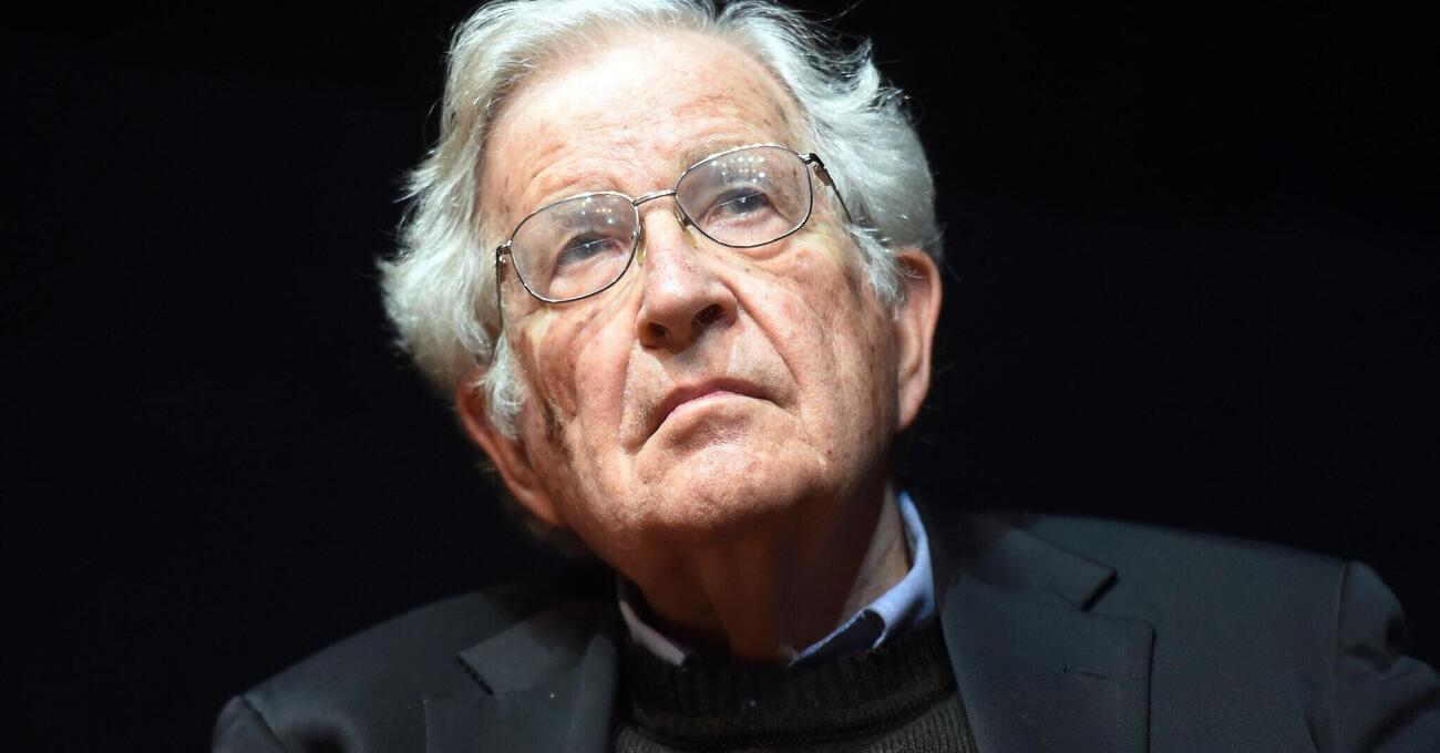 COME SI COMBATTE IL NEOFASCISMO? Abbiamo letto &ldquo;Un altro futuro &egrave; possibile&rdquo; di Noam Chomsky (l&rsquo;intellettuale pi&ugrave; citato al mondo) per capirlo: dalla crisi climatica alla guerra nucleare. E sull&rsquo;intelligenza artificiale&hellip;