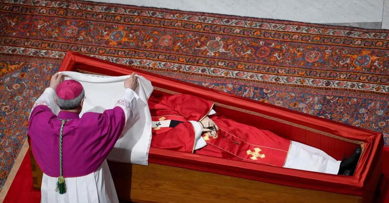 Ma era il funerale di Papa Francesco o di Che Guevara? Dall&rsquo;omelia del cardinale Giovanni Battista Re sembrava l&rsquo;addio a un guerrigliero. Ecco perch&eacute;