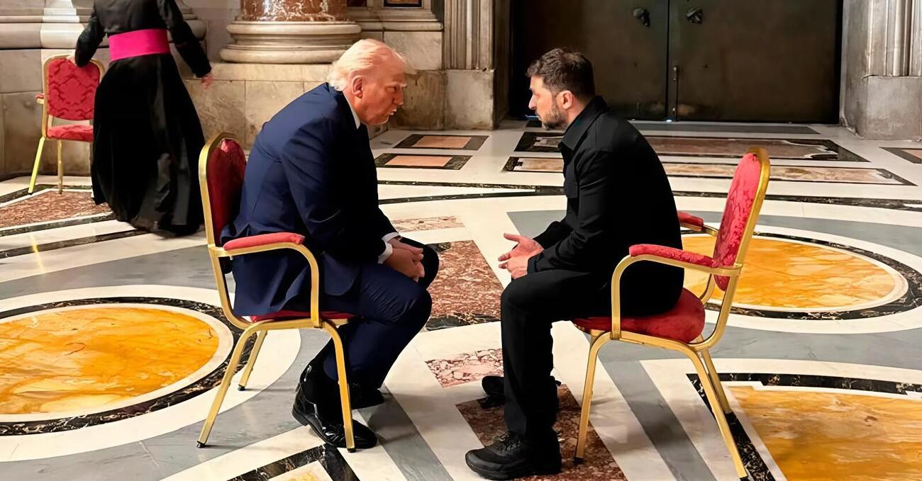 La foto fra Trump e Zelensky ai funerali di Papa Francesco far&agrave; la storia per la pace o per i social? Ecco i principali giornali internazionali: da &quot;un&#039;epifania&quot; (The Guardian) a &quot;senza sviluppi&quot; (Der Spiegel) o da &quot;premio fotografico&quot; (Cadena SER)
