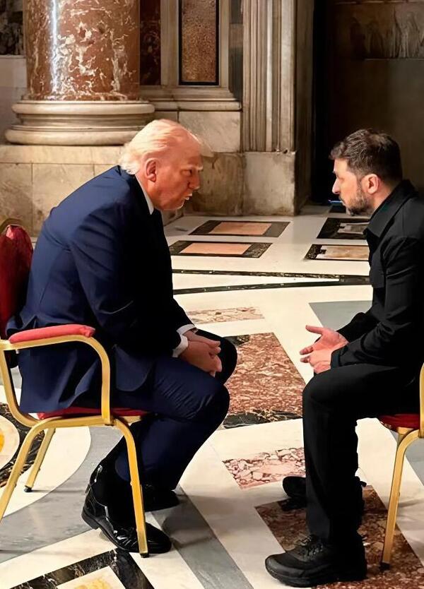 La foto fra Trump e Zelensky ai funerali di Papa Francesco far&agrave; la storia per la pace o per i social? Ecco i principali giornali internazionali: da &quot;un&#039;epifania&quot; (The Guardian) a &quot;senza sviluppi&quot; (Der Spiegel) o da &quot;premio fotografico&quot; (Cadena SER)