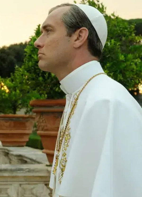 E se il Papa fosse sempre pi&ugrave; della gente e dei media? Ecco perch&eacute; con The Young Pope, Sorrentino ci aveva visto lungo