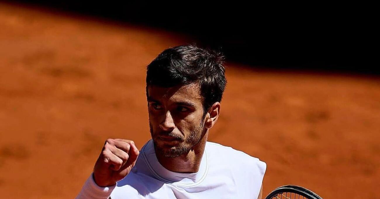 Ma Musetti copia Alcaraz (e Shelton) per le cose sbagliate? A Madrid sfoggia una maglia smanicata che fa cadere... lo stile italiano. Lorenzo,  ripensaci, o Panatta...