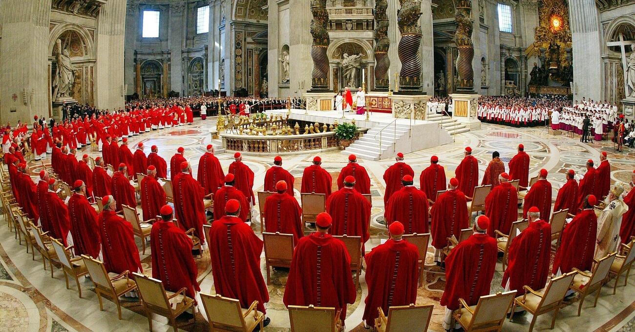 A Roma c&rsquo;&egrave; un cardinale che bara a tennis: magica storia del Conclave tra partite (anche a carte) e gelati sciolti