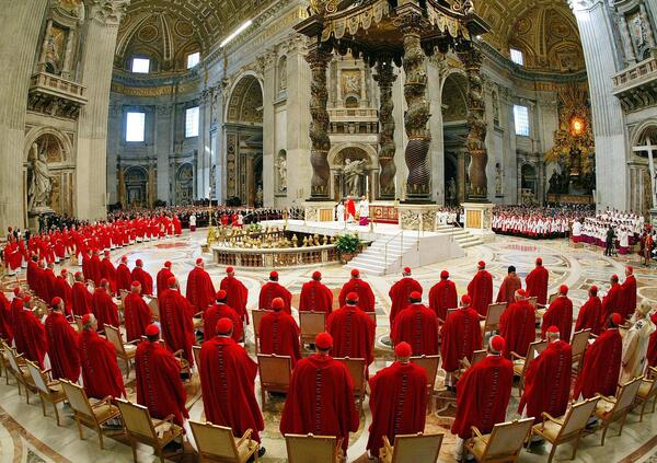 A Roma c&rsquo;&egrave; un cardinale che bara a tennis: magica storia del Conclave tra partite (anche a carte) e gelati sciolti