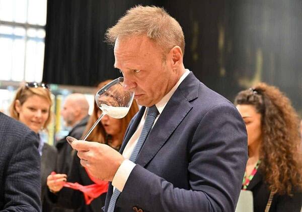 Bere champagne allunga la vita? Secondo uno studio riduce l&#039;arresto cardiaco improvviso. Esulta il ministro Lollobrigida? Ma attenzione: i vini bianchi s&igrave;, i rossi no. E Filippo Champagne non &egrave; un modello...